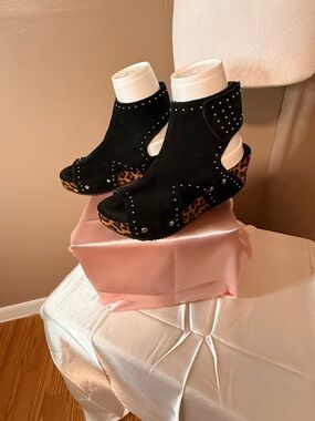 Volatile Black Suede Studded Wedge Sandals with Leopard Accent
Size 8
2” heel